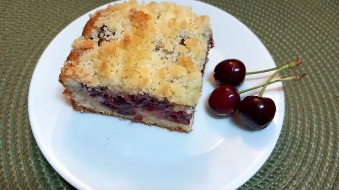Cherry crumble cake slice with cherries