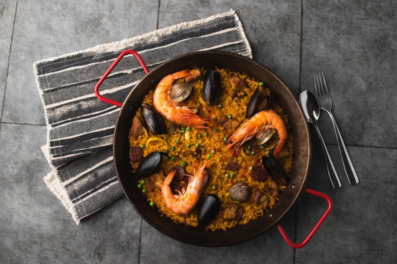 Španělská mořská paella s krevety v hrnci.