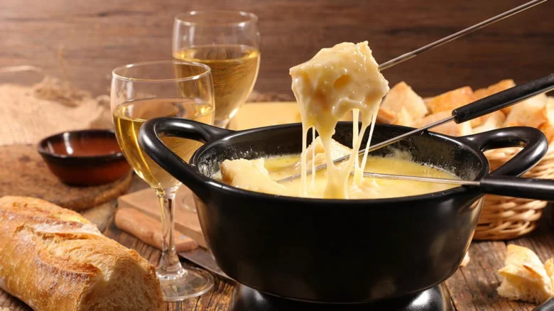 Česká sýrová fonduka se zlatým chlebem a bílým vínem.