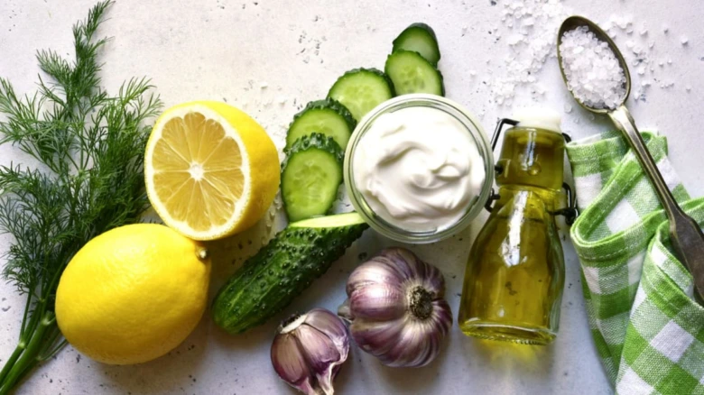 Suroviny na řecký dip tzatziki: okurky, citrony, česnek, koprováček.
