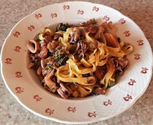 Pasta s kalamárem, brokolicí a dalšími zeleninovými ingrediencemi.
