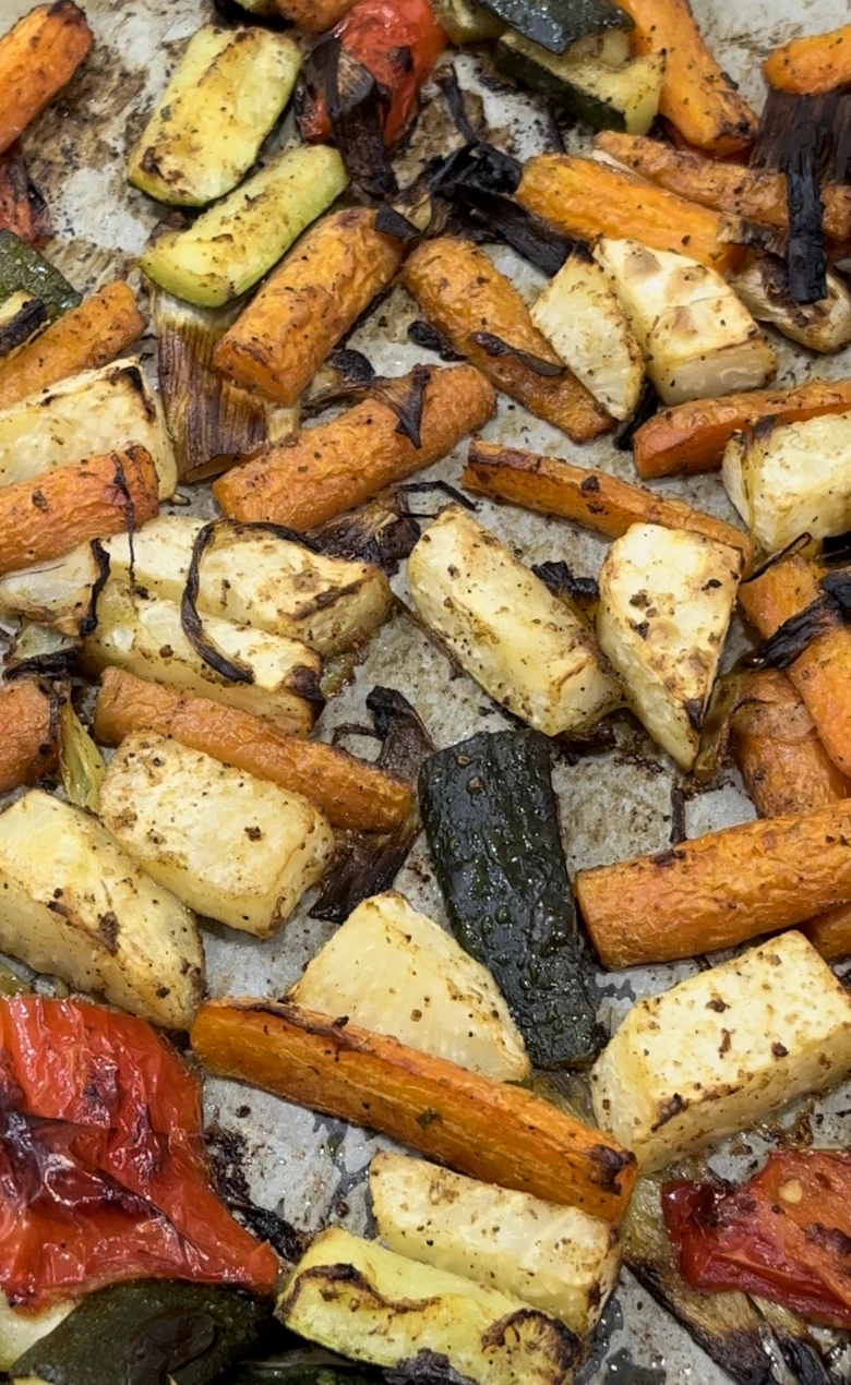 Grilovaná zelenina v troubě: mrkev, cuketa, petržel a paprika.