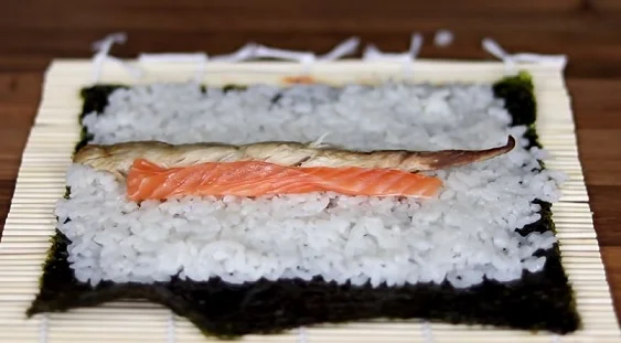 Příprava sushimakuji: losos, ikra na mořské řasě.