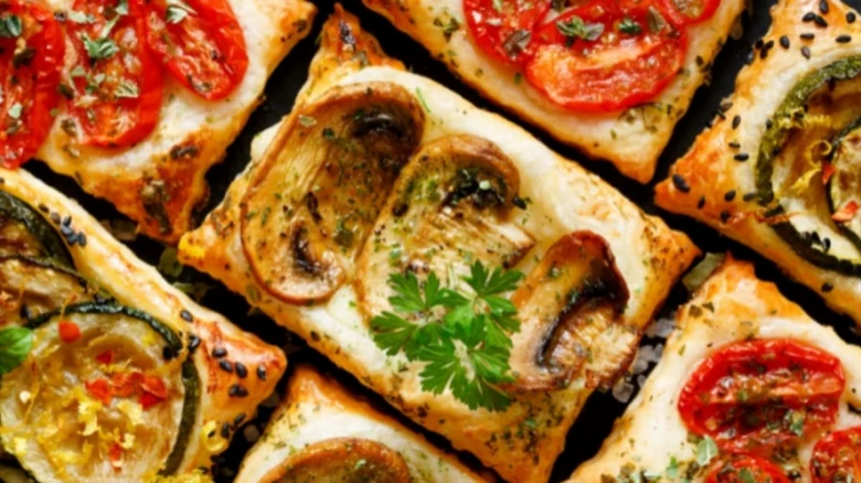 Svěží slané pastéty s houbami a rajčaty na oslavu.