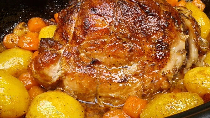 Pečená vepřová plec s bramborami a mrkví na plechu.