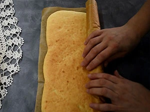 Ruční válcování bezlepkového těsta na roládu
