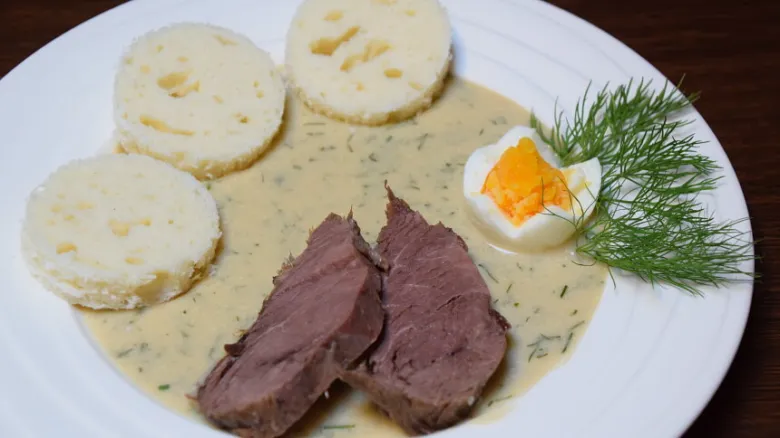 Připravená luxusní koprová omáčka s masem a knedlíky.