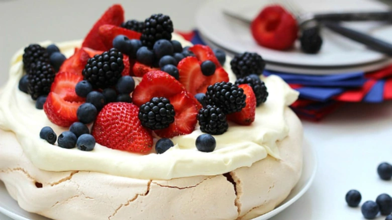 Pavlova cake with berries