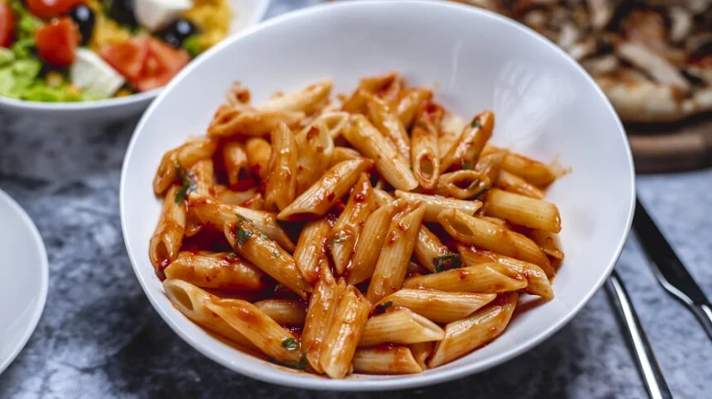 Penne špagety v červené omáčce arrabbiata.