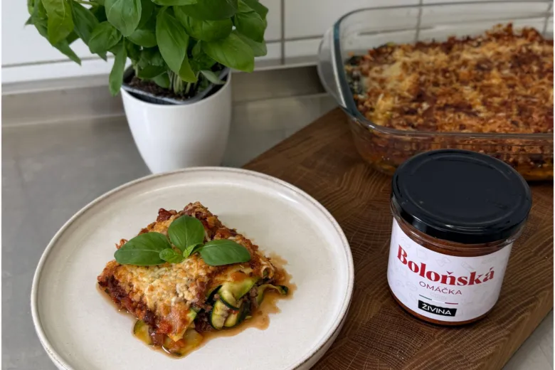 Kousek cuketové lasagne s bazalkou vedle džeme na rajčatovou omáčku.
