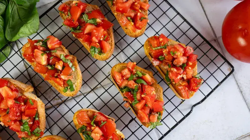 Italská bruschetta s rajčaty na chlebových kouscích