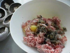 Ground meat with egg and mushrooms