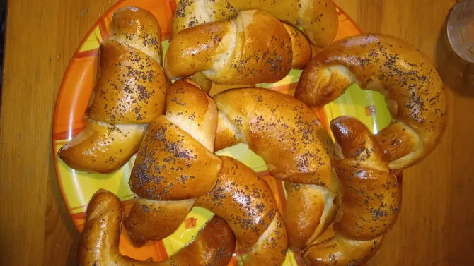 Zlaté domácí loupáky s makem na talíři.