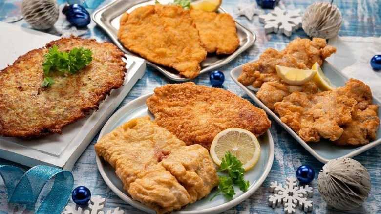Zlatě opečené řízky s citronem na vánočním stolu.