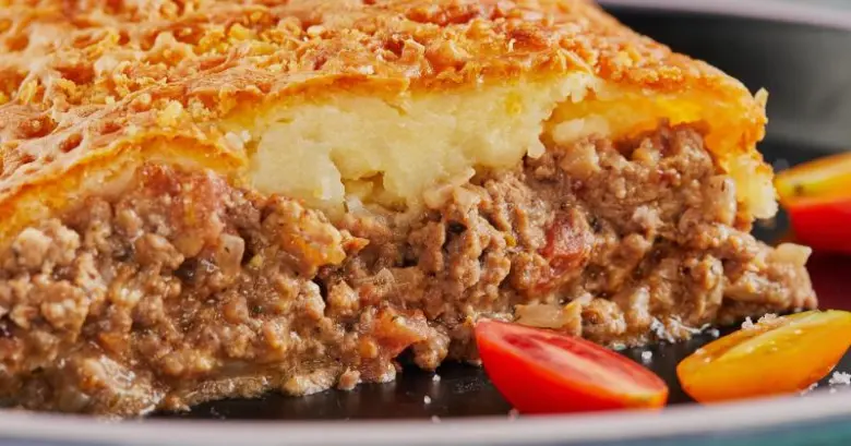 Přepážka z mletého masa s bramborovou kaší na vrchu.