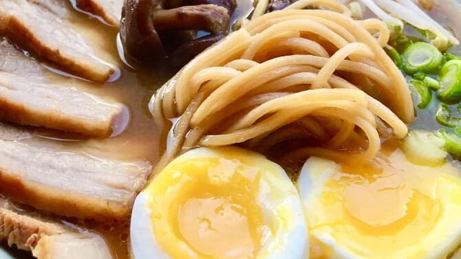 Tradiční japonská polévka ramen s vejci a masem.