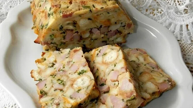 Velikonoční nádivka s uzeným masem na bílém talíři.