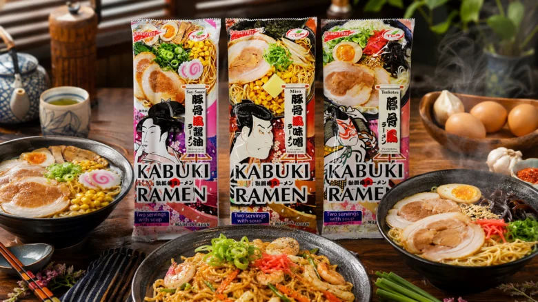 Tři balíčky nudlí ramen s připravenými miskami na dřevěném stole.