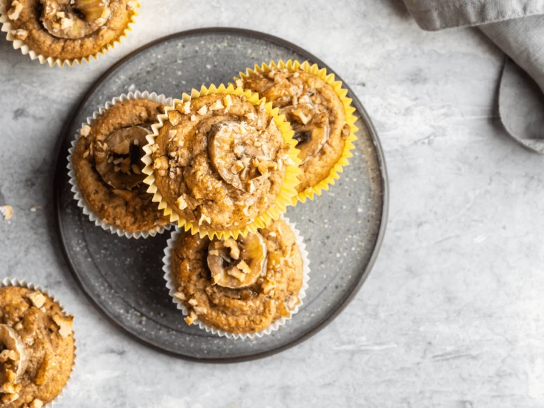 Zdravé ovesné muffiny s vlašskými ořechy na talíři.
