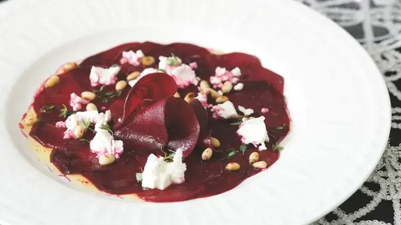 Carpaccio z červené řepy s tvarohem a piniovými oříšky