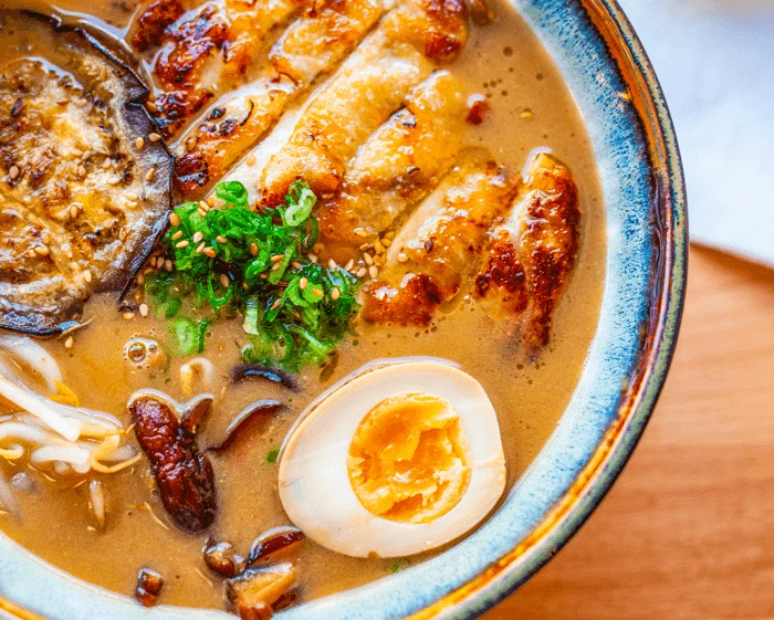 Miska s japonskou polévkou ramen se vepřovým masem.