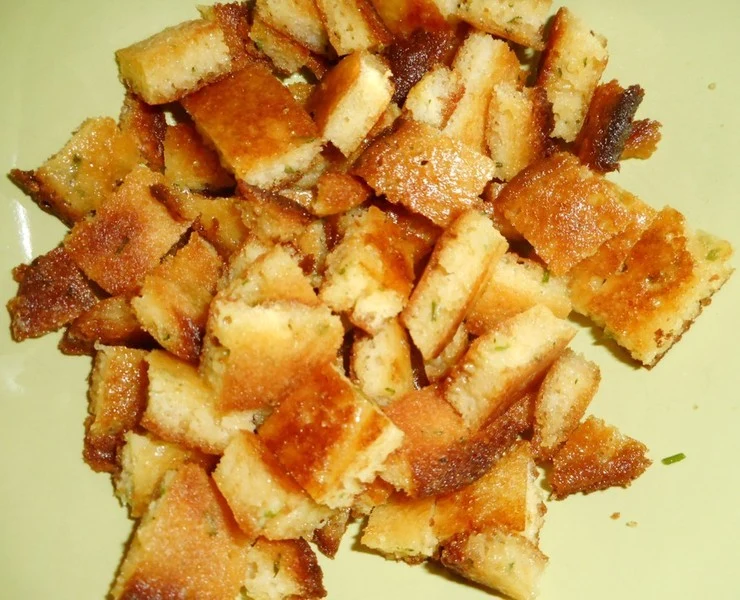 Zlatohnědé kostky chleba jako zavářka do polévky.