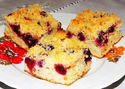 Berry crumble cake slices