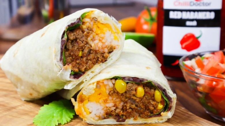 Poloviční domácí burrito s mletým masem a zeleninou.