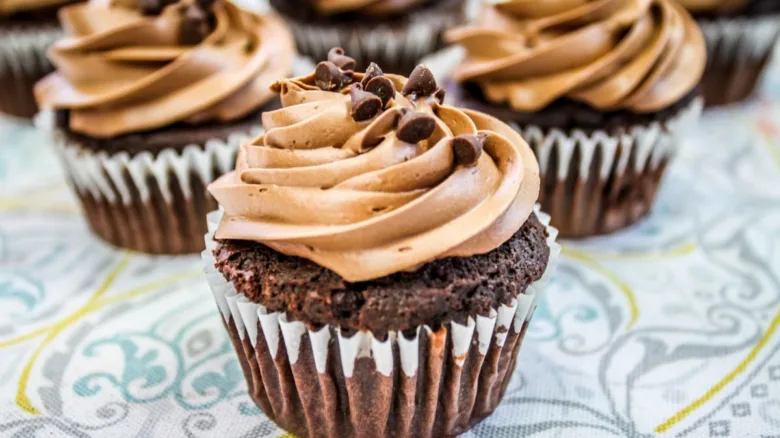 Čokoládové muffiny s čokoládovou krémem na vrchu.