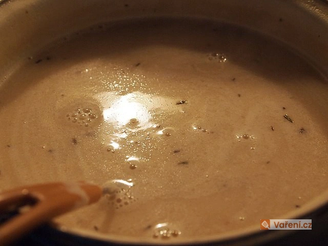 Křemenná omáčka s bylinkami v hrnci, připravená k podávání.