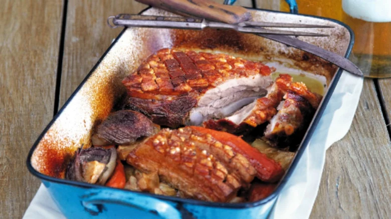 Pečený vepřový bůček s kořenovou zeleninou a houbami