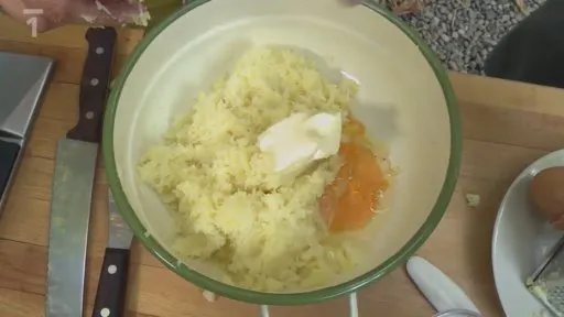 Míchané bramborové těsto s vejcem a máslem v míse.