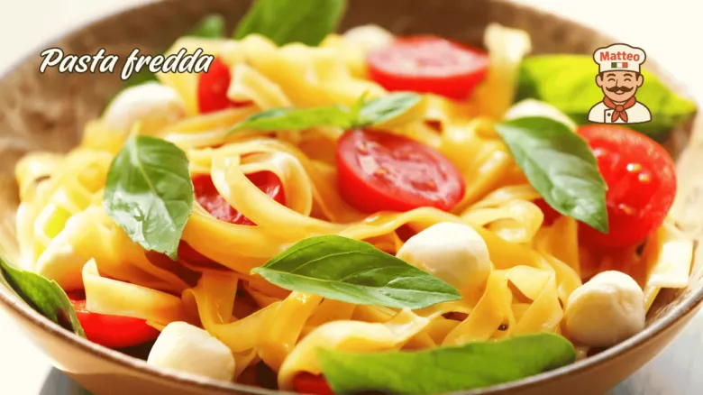Chladná italská těstoviny s rajčaty, mozzarellou a bazalkou.