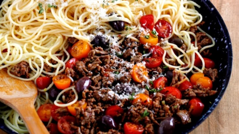 Spaghetti s mletým hovězím masem, rajčaty a olivami.