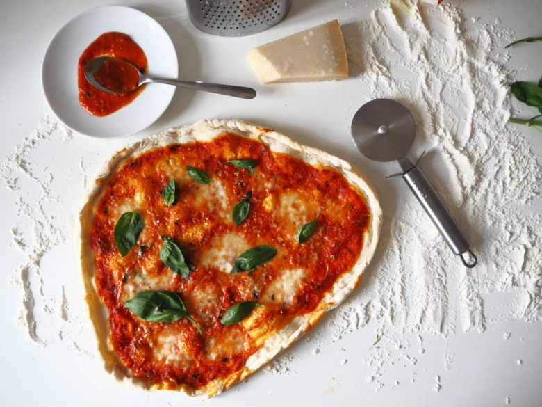 Domácí pizza s bazalkou a sýrem na mouce