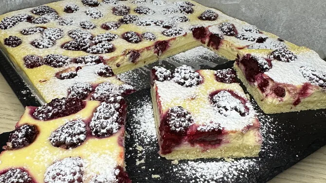 Ostružinové koláče s tvarohem posypané cukrem pudrem.