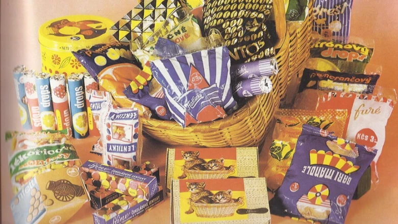 Koš s českými retro sladkostmi z dětství