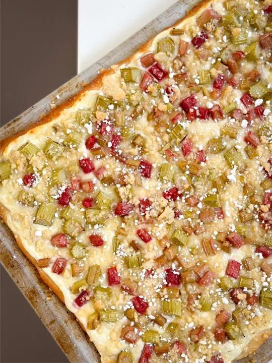 Rhubarb tart with crumble topping