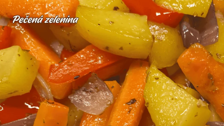 Pečená zelenina: mrkev, brambory a paprika v troubě