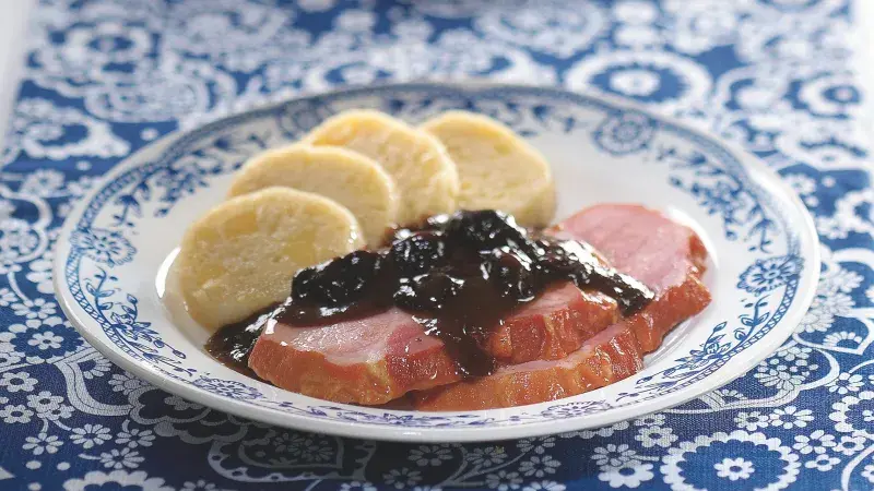 Uzené maso s omáčkou z bobulí a bramborovými knedlíky.