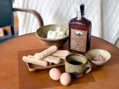 Ingredience pro italské tiramisu: sušenky, vejce, sýr a likér.