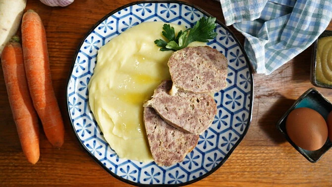 Příprava masa: Sekaná s bramborovou kaší, petrželkou a mrkví.