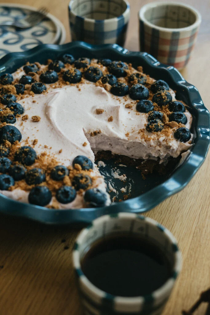 Nepečený dort s mascarpone, šlehačkou a borůvkami.