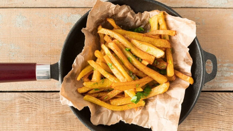 Zlaté hranolky v horkovzdušné fritéze nebo troubě s bylinkami.