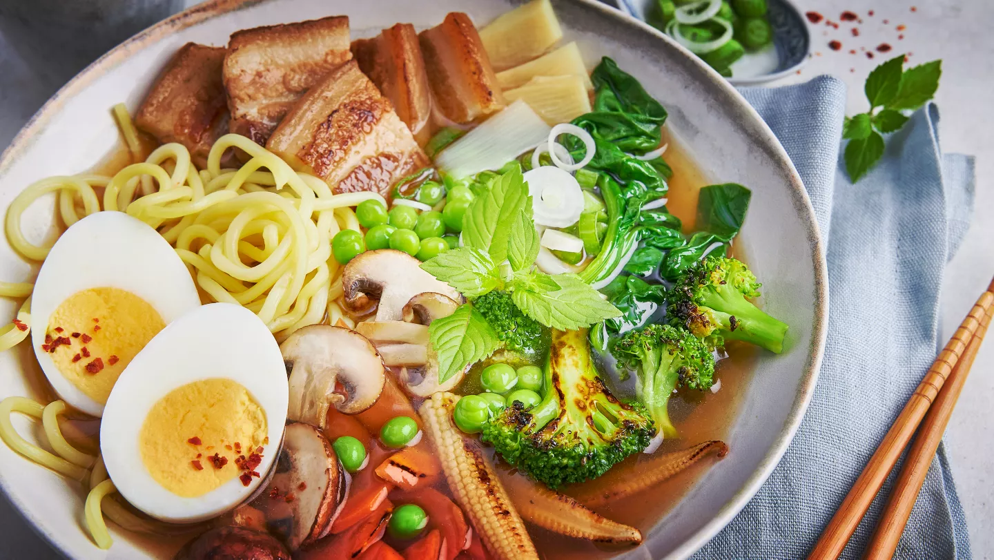 Mísa s japonskou ramen polévkou se vejci a zeleninou