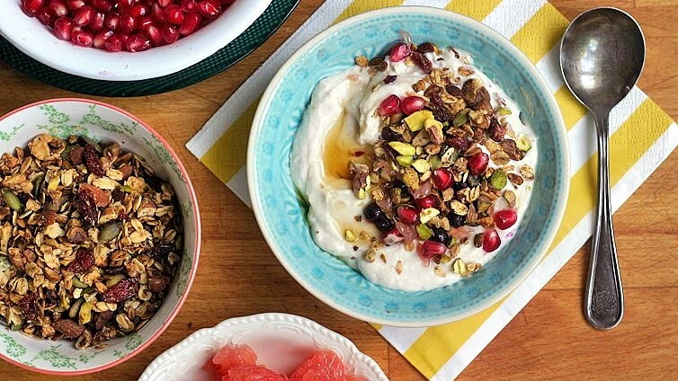Domácí granola s jogurtem, melounem a vlašskými ořechy.