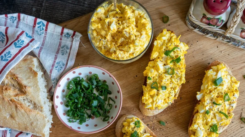 Pomazánka z vajec na toastu s česnekem a křupavým chlebem.