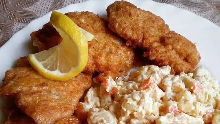 Savojský řízek s bramborovou salátem na talíři