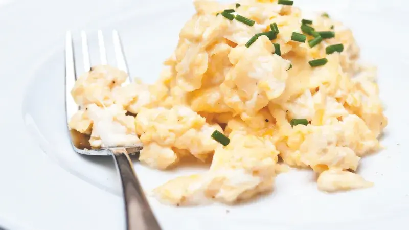 Scrambled eggs with chives