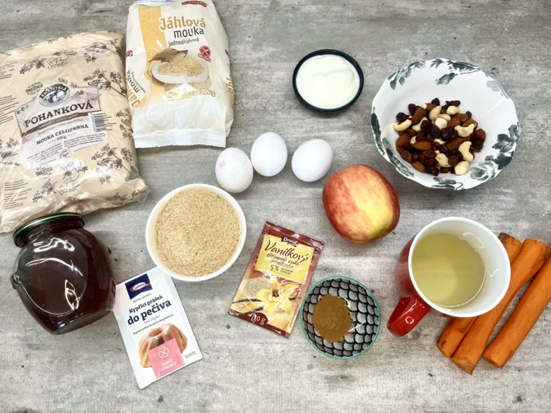 Suroviny na bezlepkové muffiny: mouky, vejce, ovoce, koření.